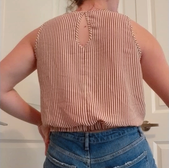 Tie front cropped top - Picture 2 of 3